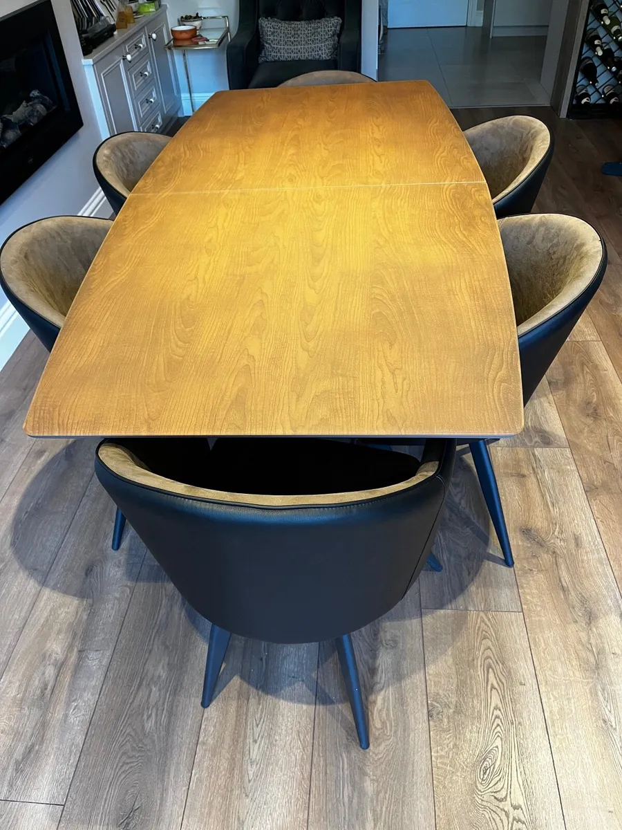 Table and chairs - Image 4