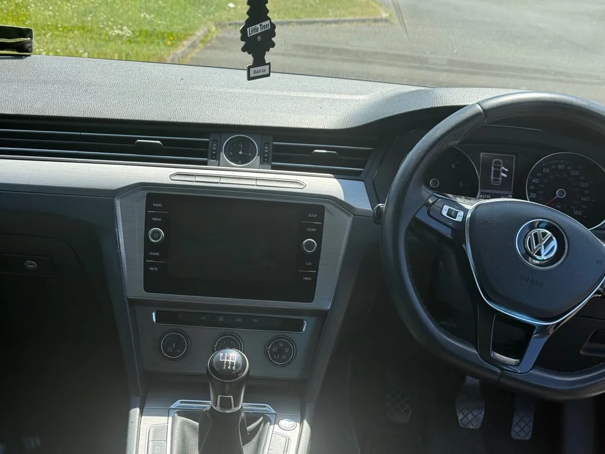 Volkswagen Passat 2017 - Image 2