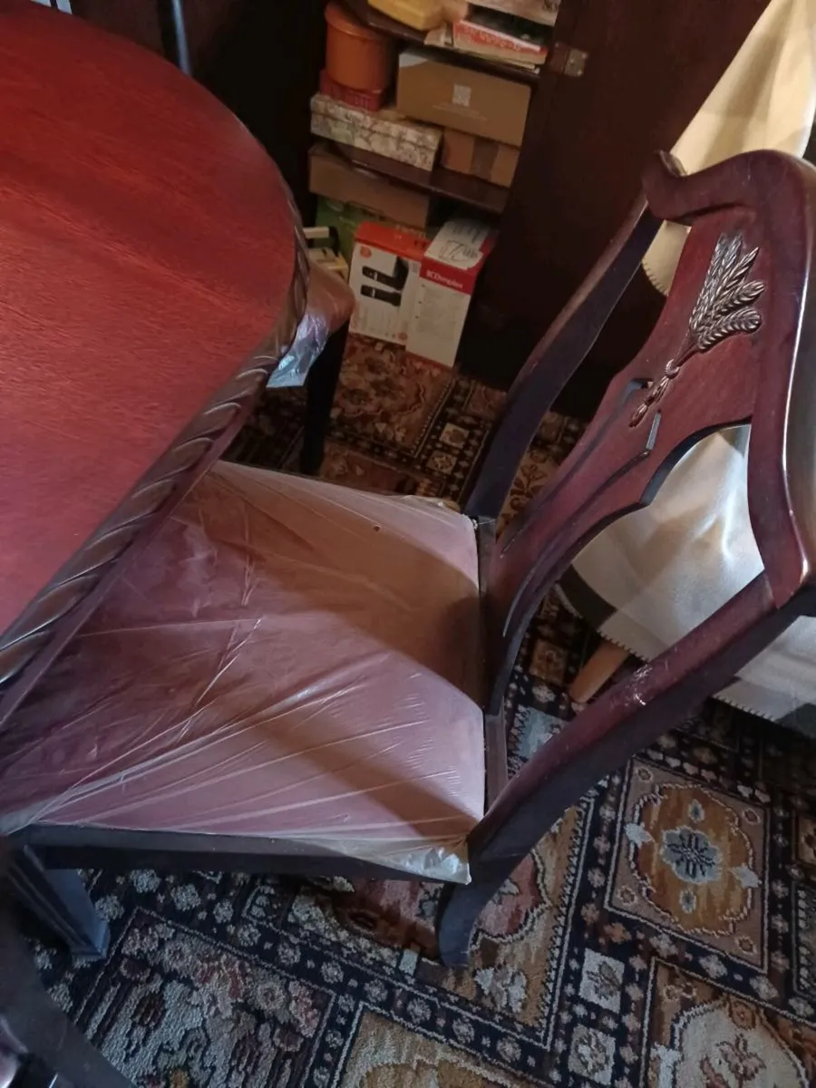 Extendable Tabe & 6 chairs (2 carvers) - Image 1