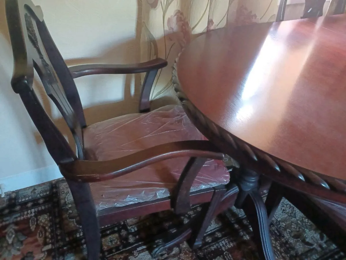 Extendable Tabe & 6 chairs (2 carvers) - Image 2