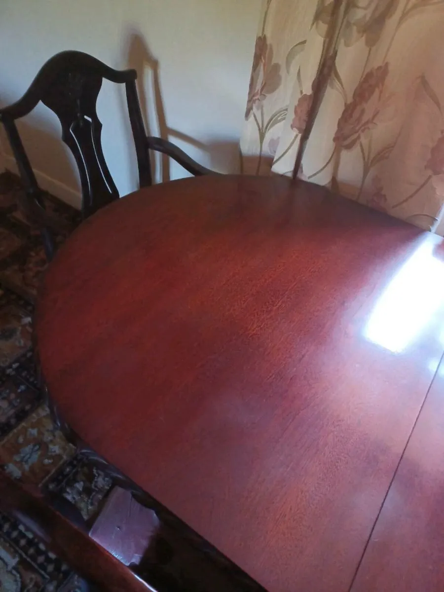 Extendable Tabe & 6 chairs (2 carvers) - Image 3