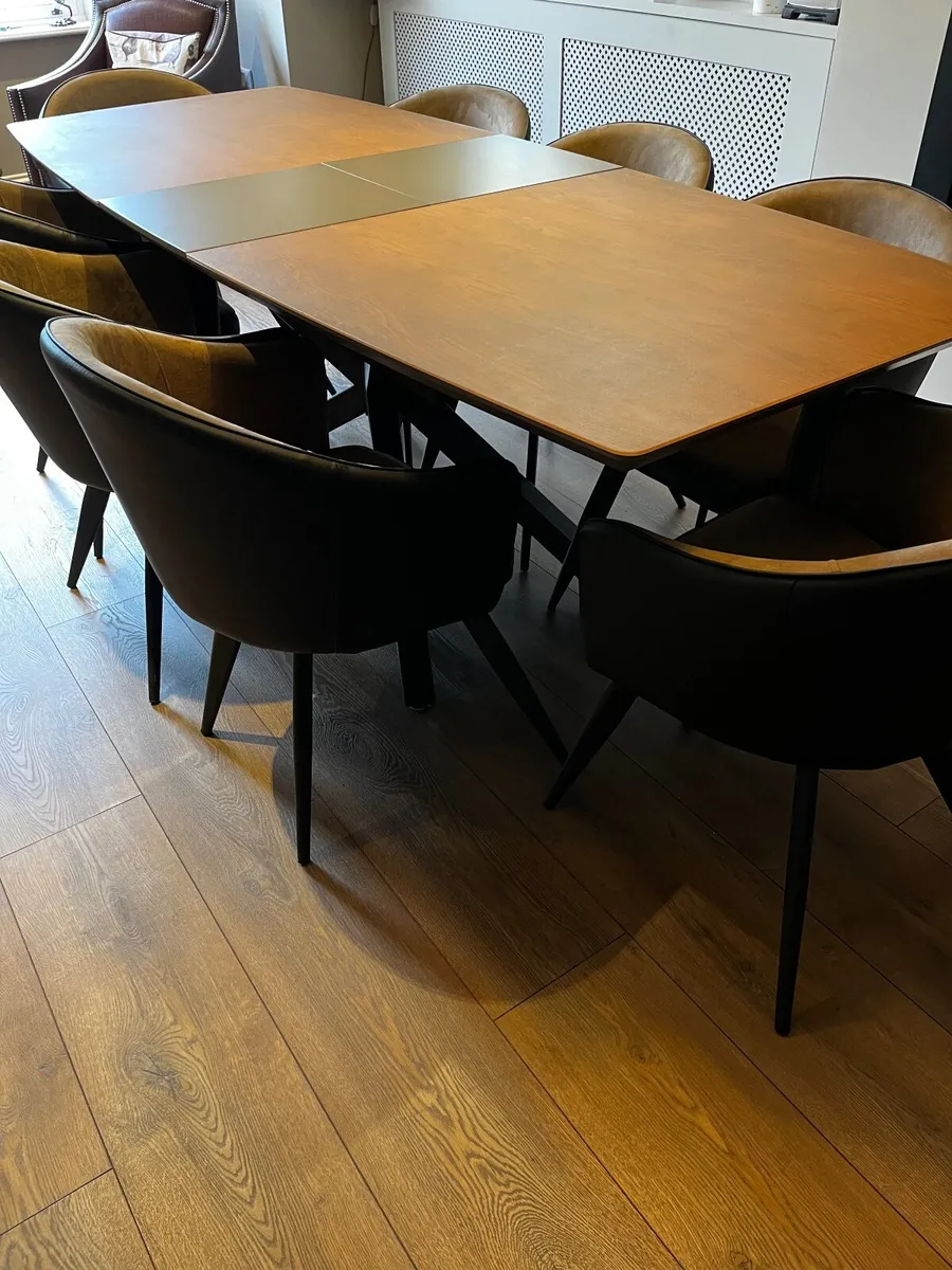 Table and chairs - Image 1