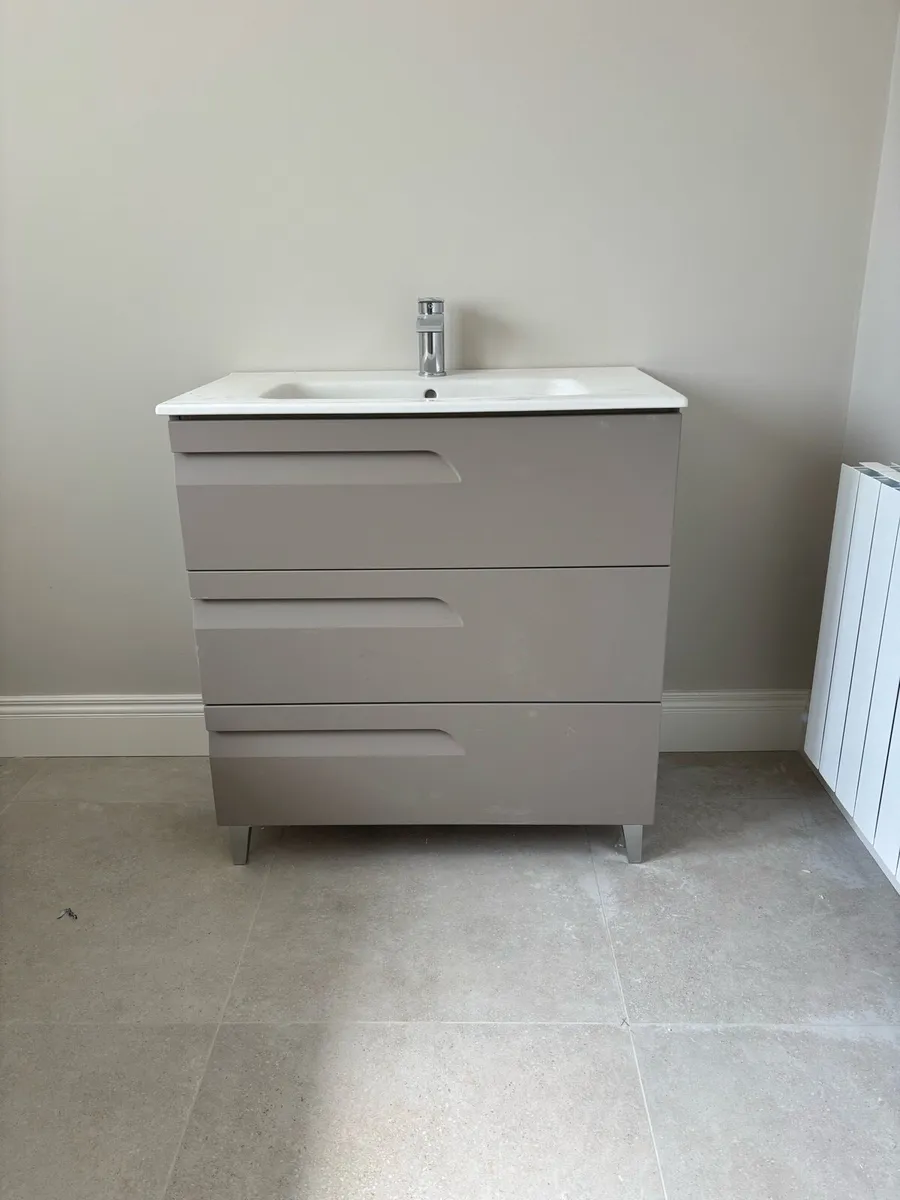 Floor standing vanity unit - Image 1