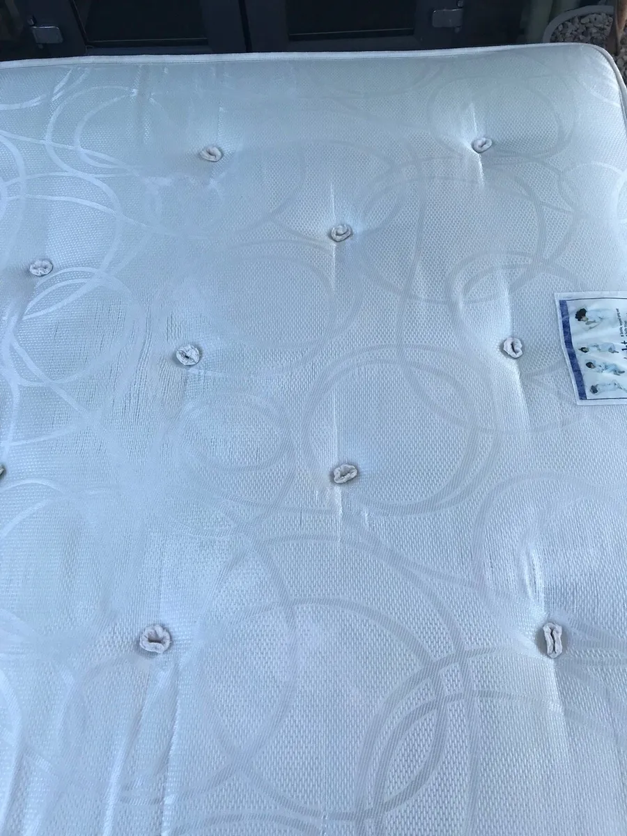 Standard double bed with headboard - Image 3