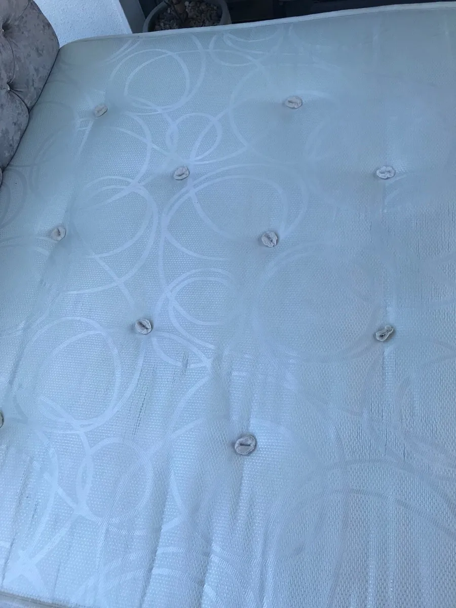 Standard double bed with headboard - Image 4