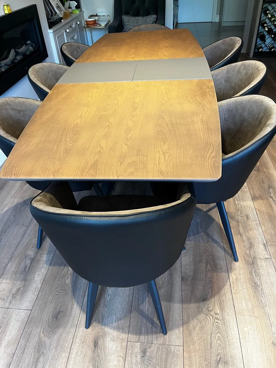 Table and chairs - Image 2
