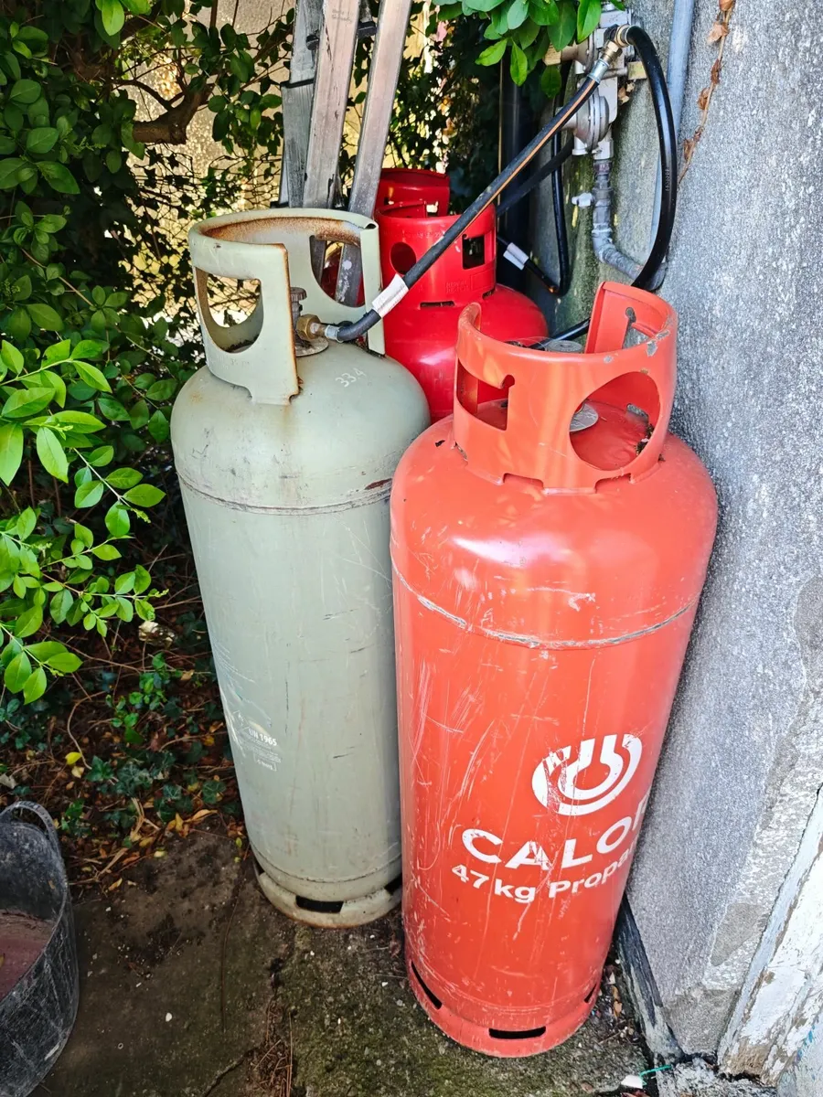 4 x 47kg gas cannisters