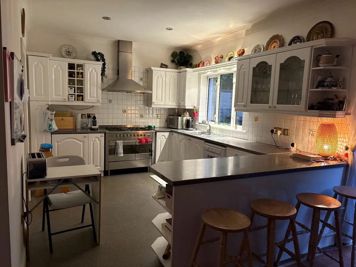 kitchen units including range style cooker - Image 1