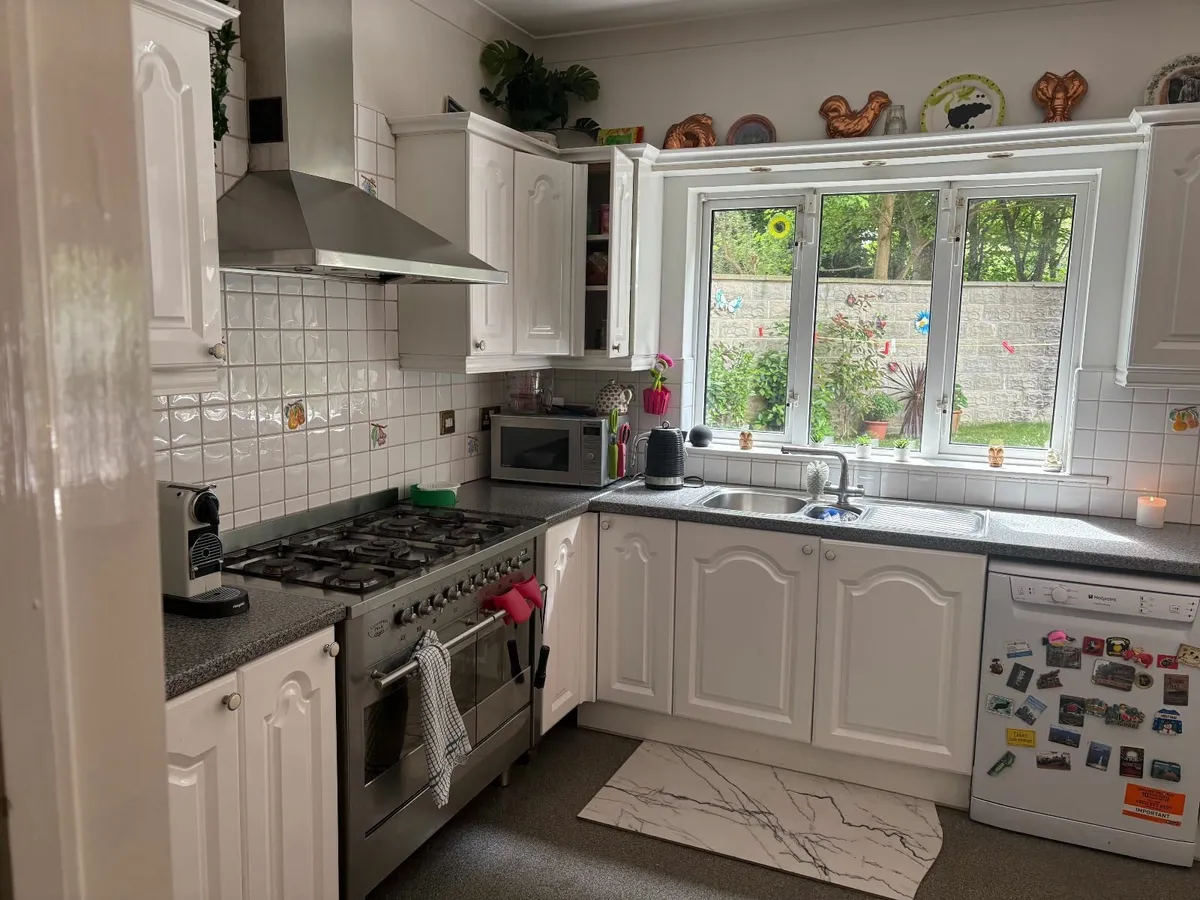 kitchen units including range style cooker - Image 2