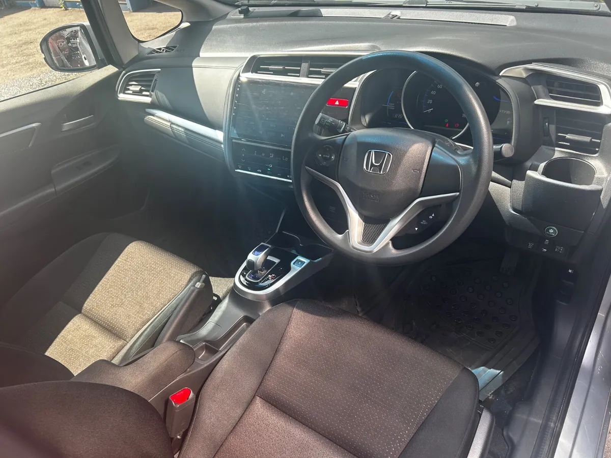 2017 HONDA FIT PETROL HYBRID - Image 4
