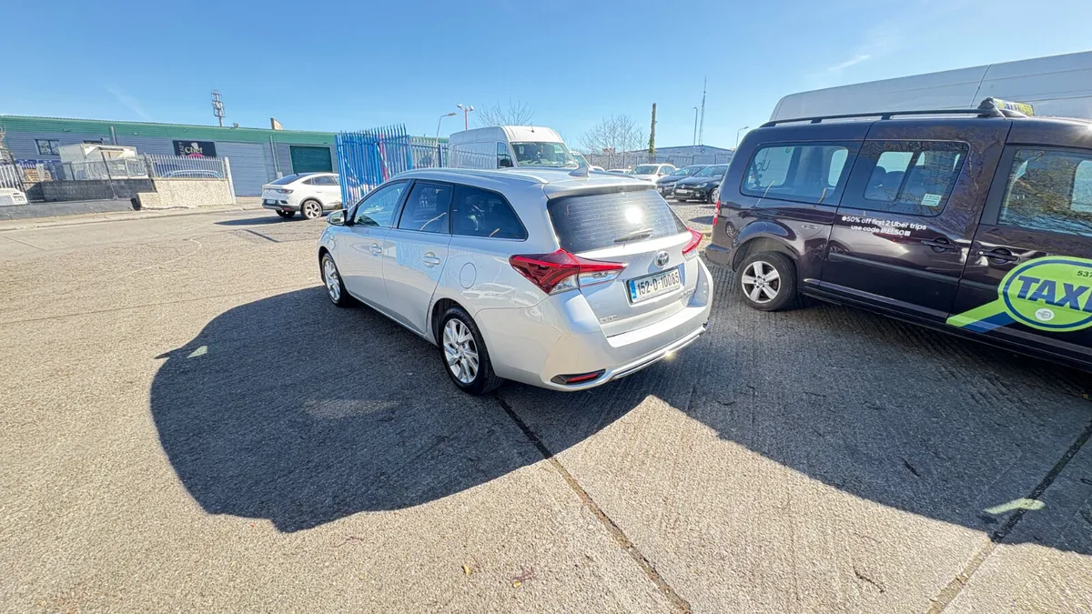 2015 Toyota Auris Hybrid 1.8 - Image 4