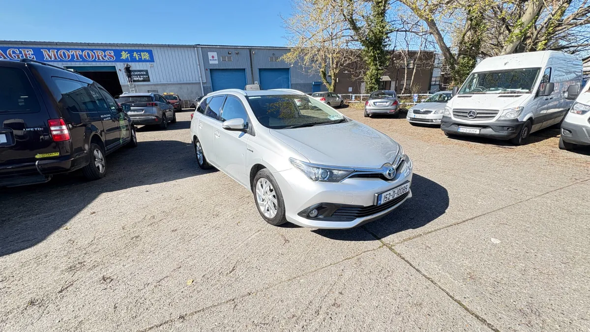 2015 Toyota Auris Hybrid 1.8 - Image 3