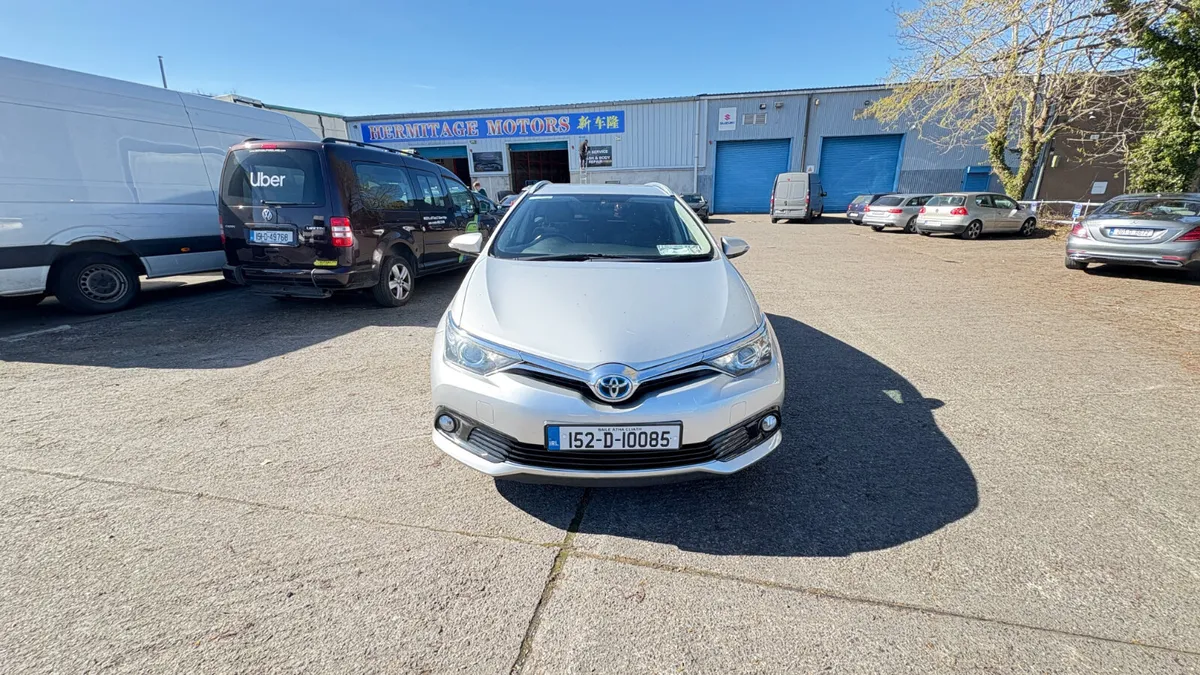 2015 Toyota Auris Hybrid 1.8 - Image 2