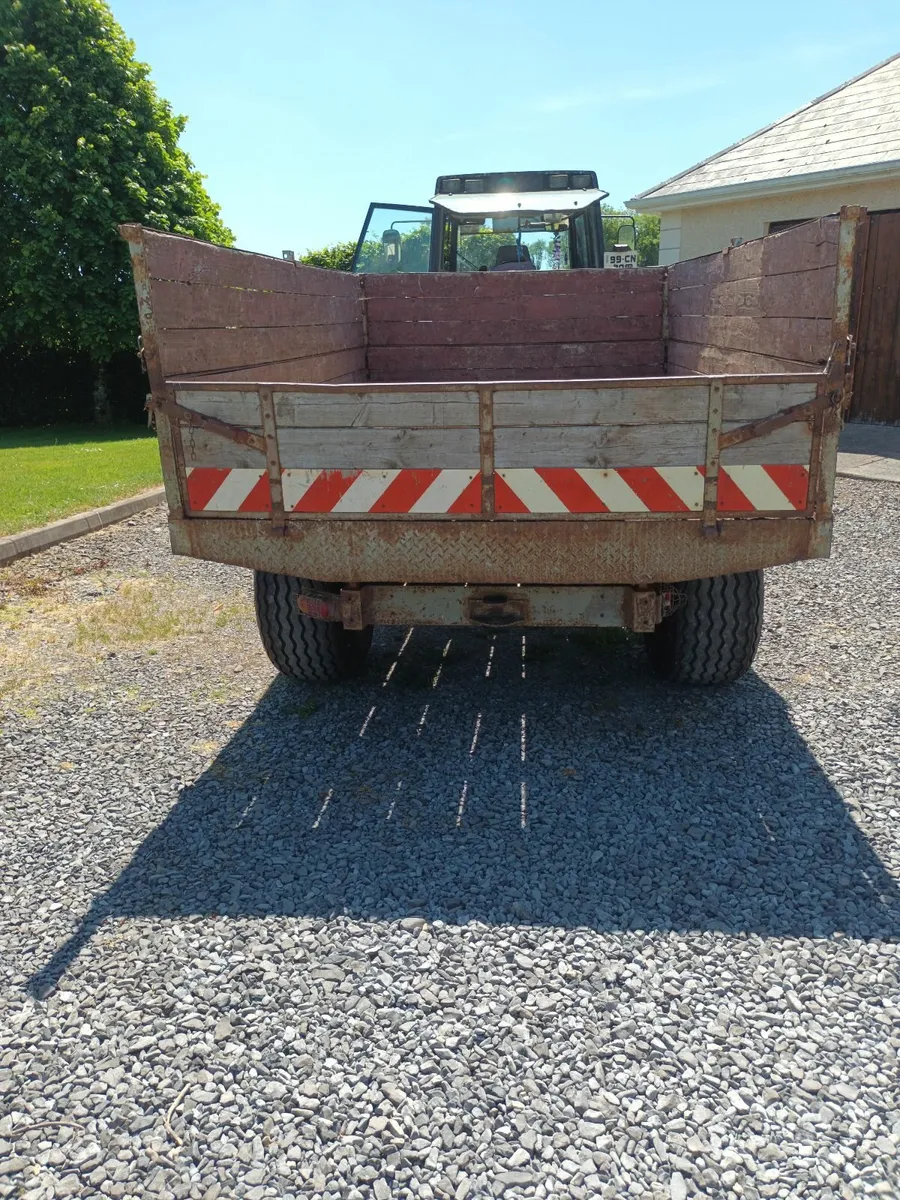 Tractor tiping trailer - Image 1