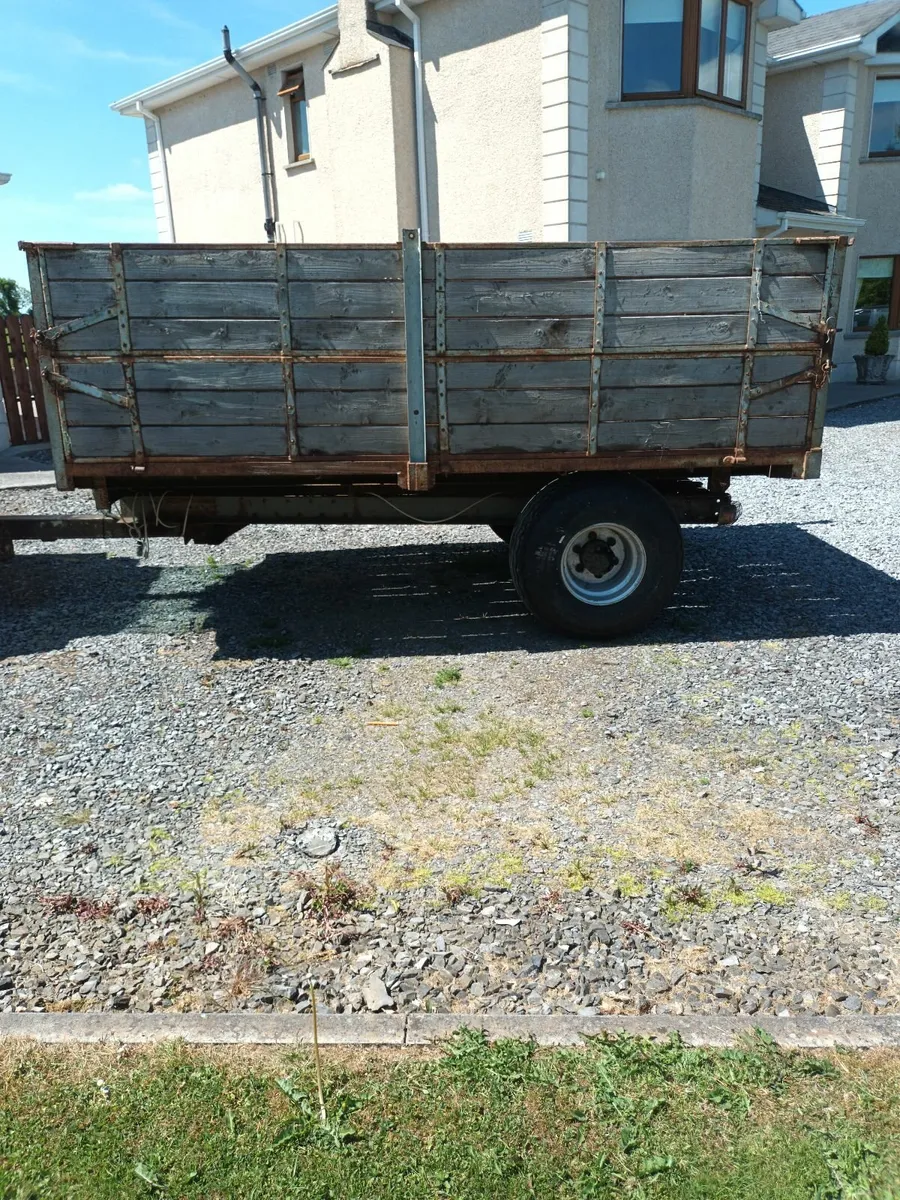 Tractor tiping trailer - Image 2