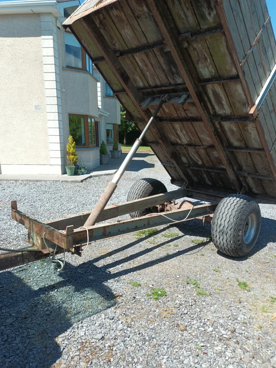 Tractor tiping trailer - Image 3