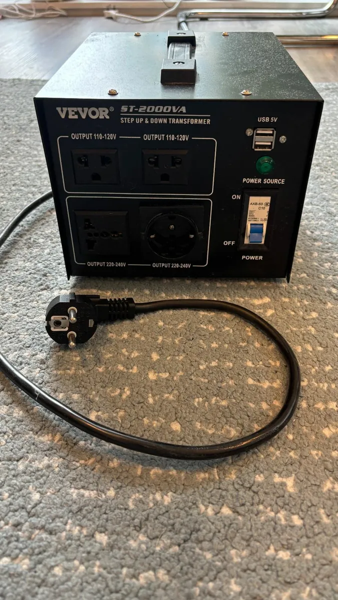VEVOR 2000VA Step up and down transformer - Image 1