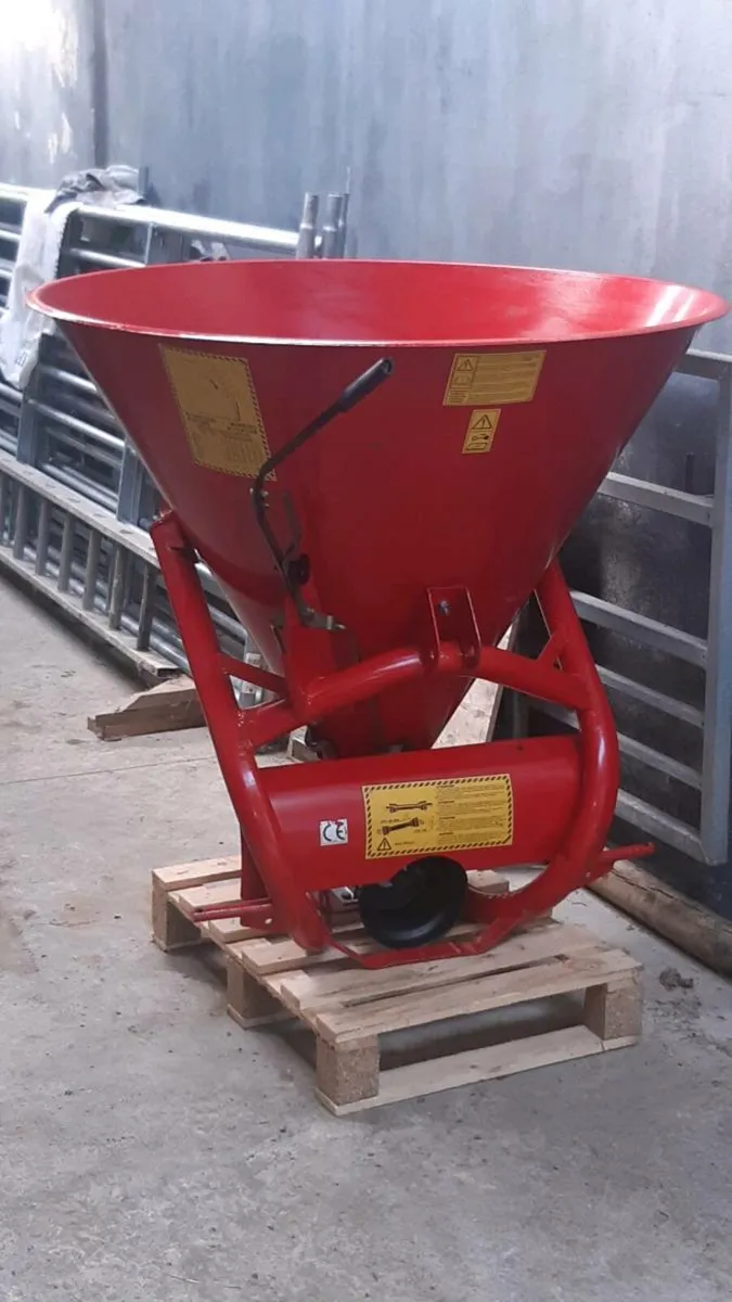 Fertiliser spreader - Image 1