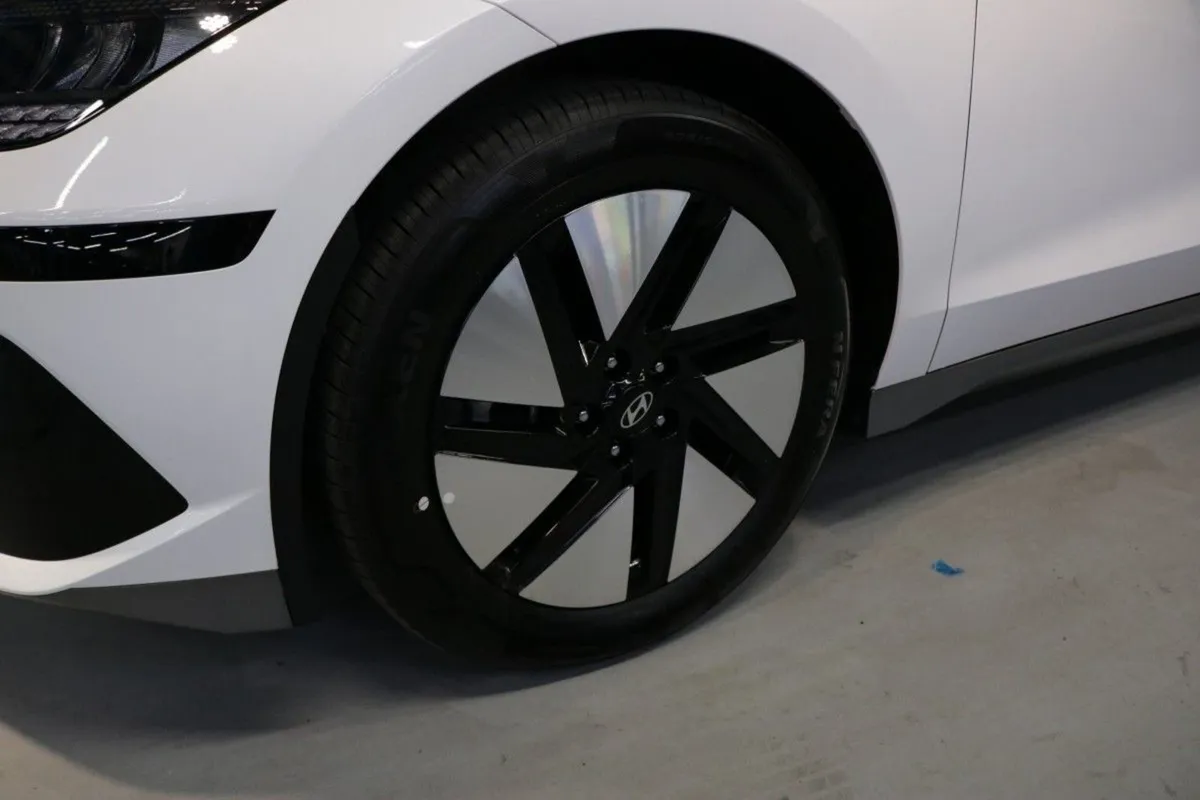 Hyundai Ioniq 6 Signature 53 kWh Brand New PRE RE - Image 2