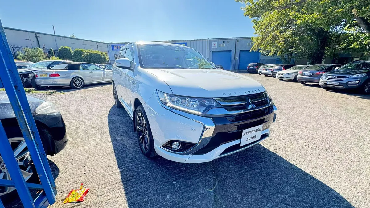 Mitsubishi Outlander 2.0 Hybrid Plug in 2018 - Image 2