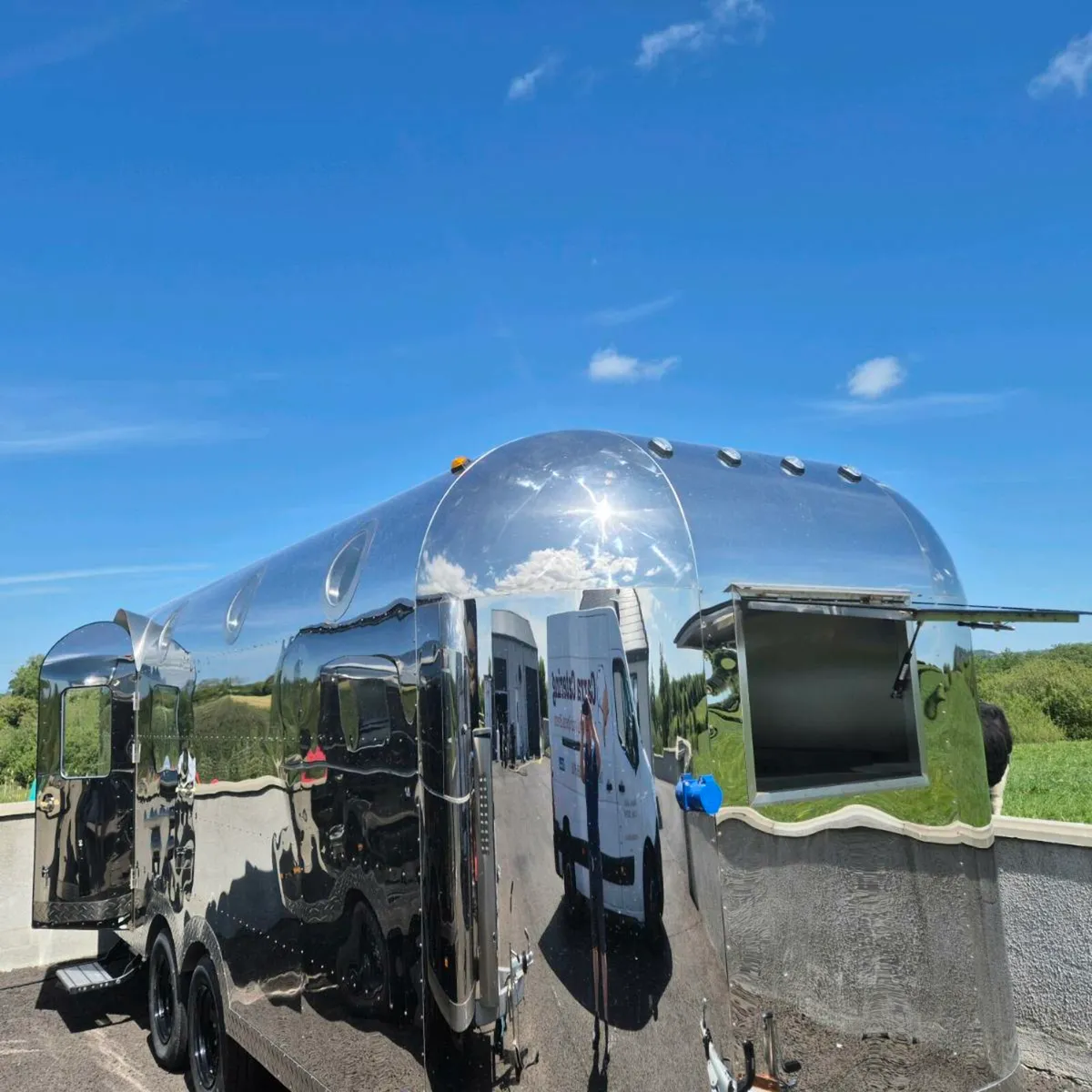 Catering trailer - Image 1