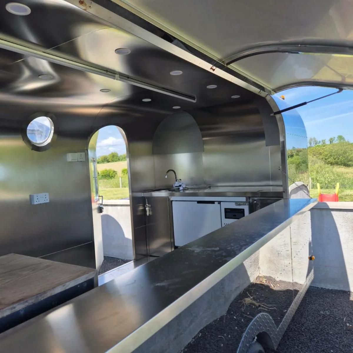 Catering trailer - Image 2