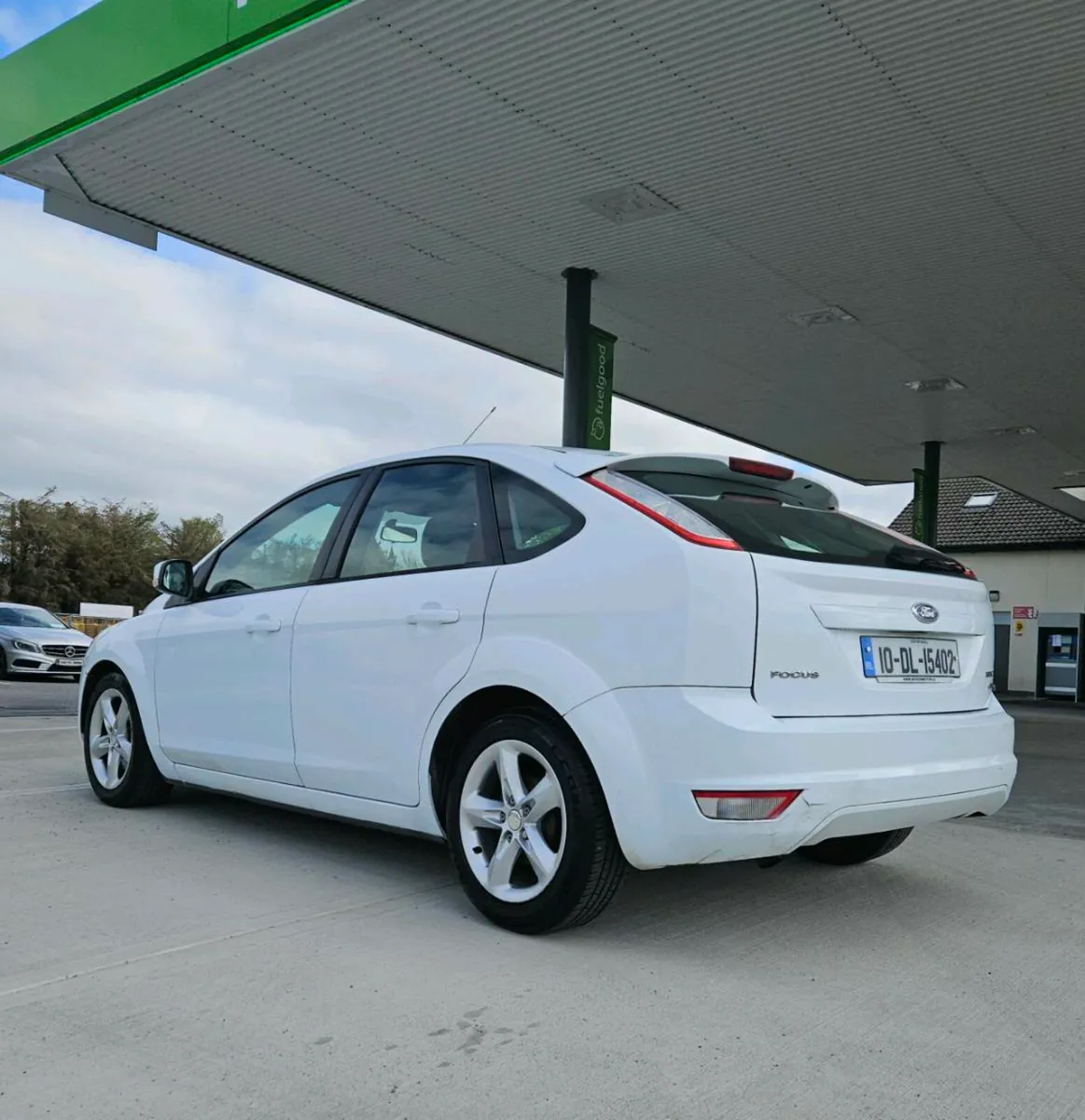 White Ford Focus - Image 2