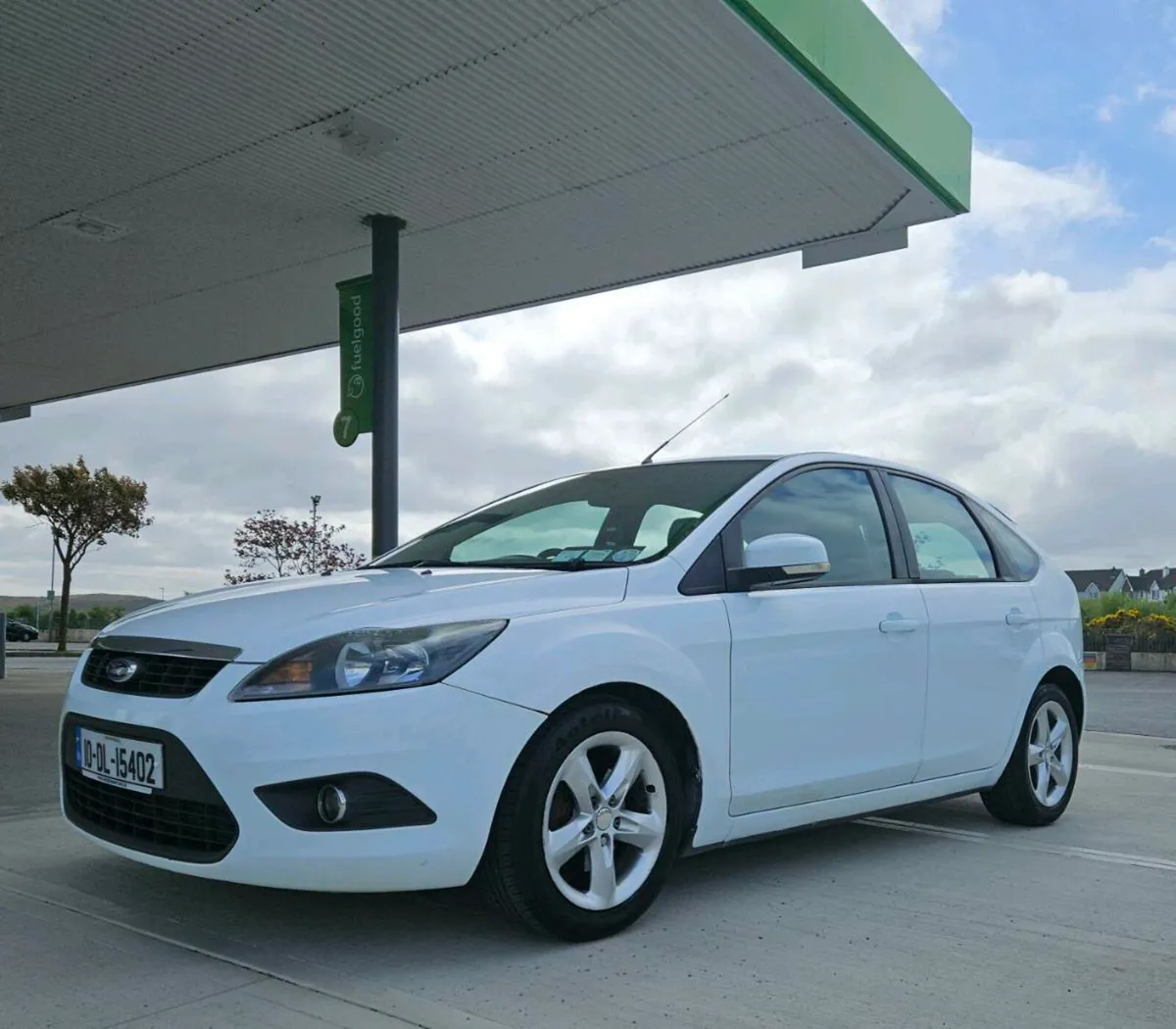 White Ford Focus - Image 3