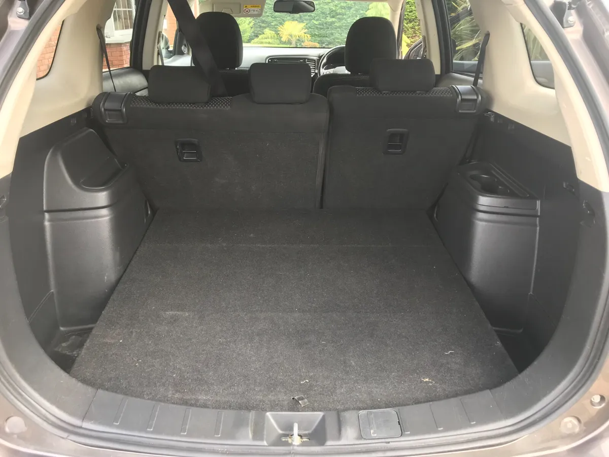 161 Mitsubishi Outlander 2.3 DI-D 6 Speed... - Image 4