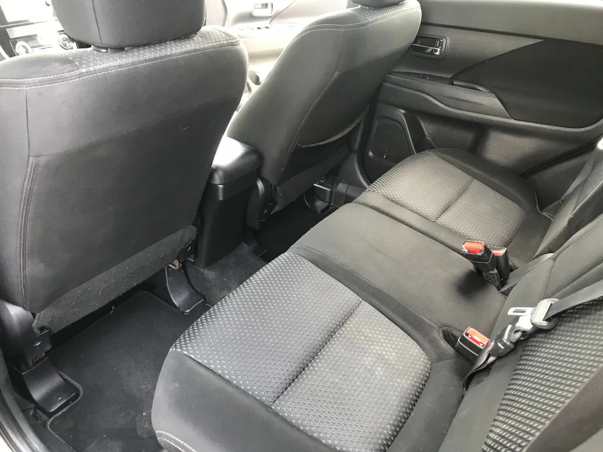 161 Mitsubishi Outlander 2.3 DI-D 6 Speed... - Image 3
