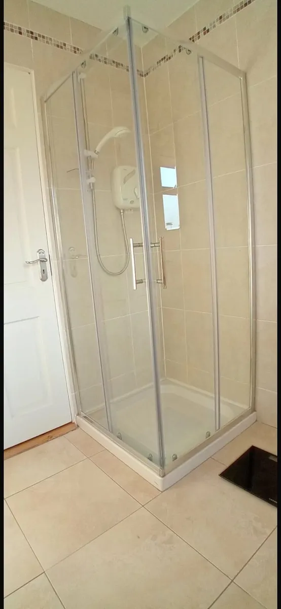 Bathroom shower - Image 1