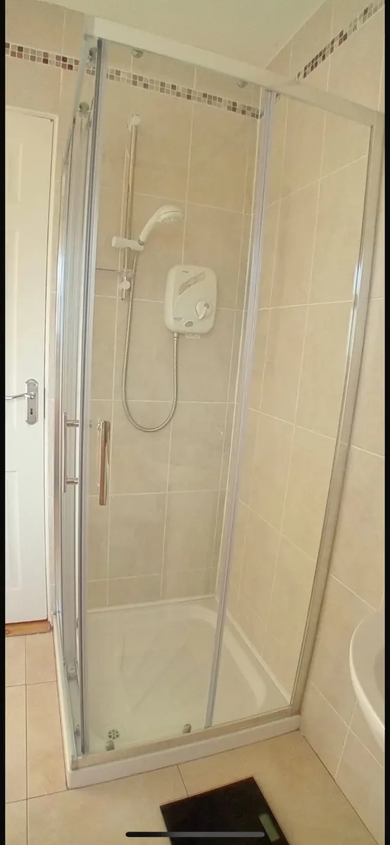 Bathroom shower - Image 2