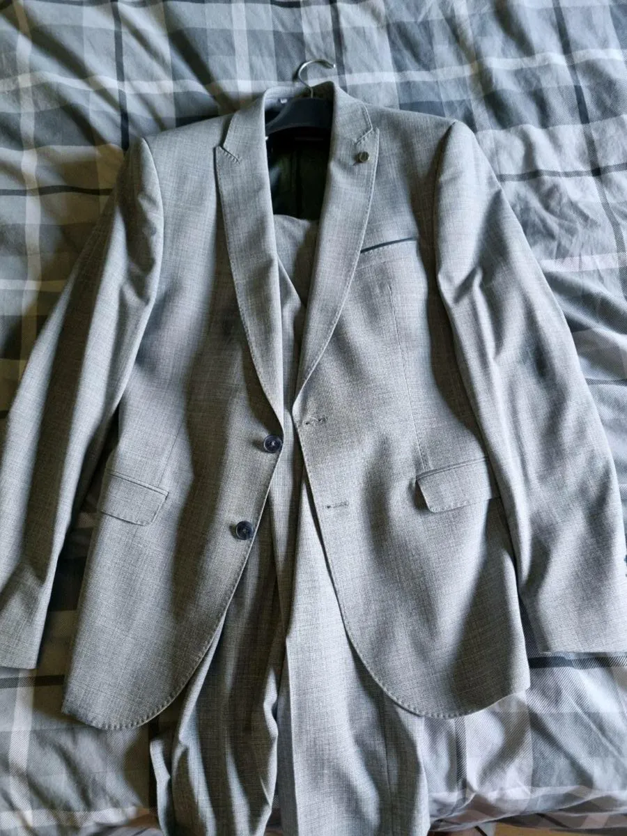 EREMUS UOMO Navy Blue Suit - Brand new condition - Image 1