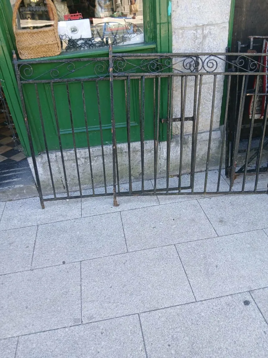 8ft iron gates - Image 1