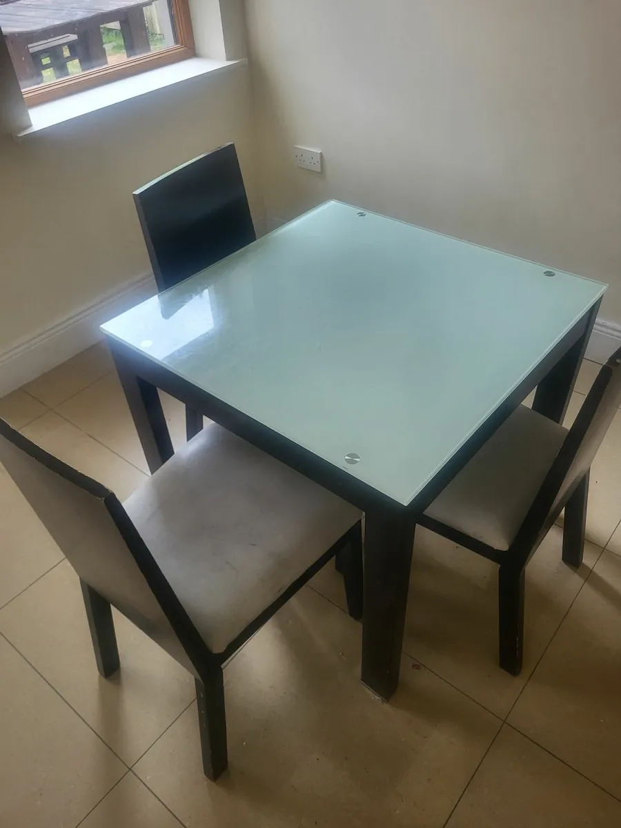 Table and 4 chairs - Image 1