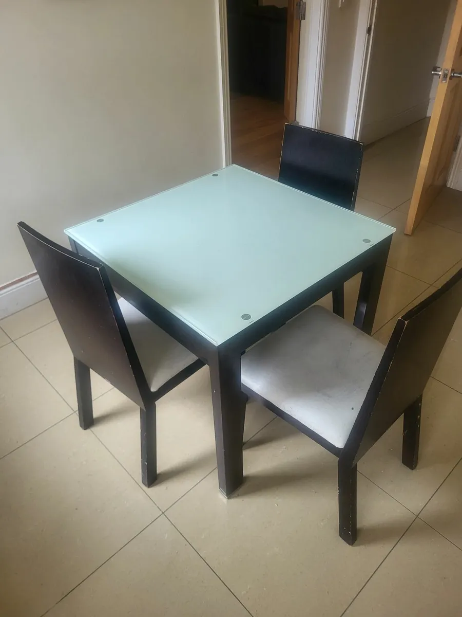 Table and 4 chairs - Image 2