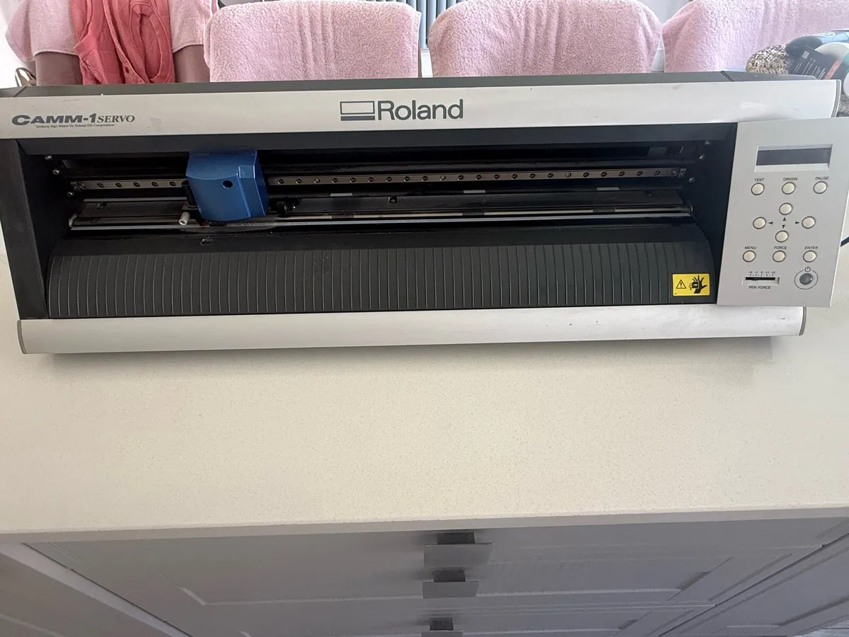 Roland Camm-1 servo GX -24 vinyl cutter - Image 1