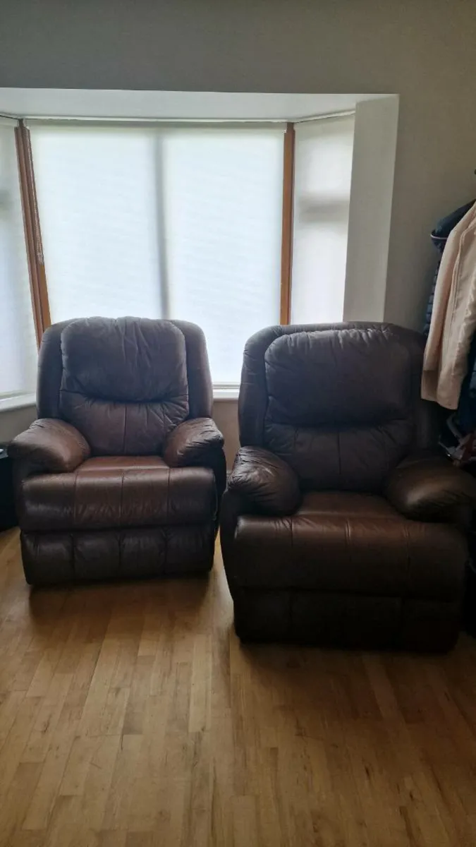 Sofa and lazy boy chairs - Image 4