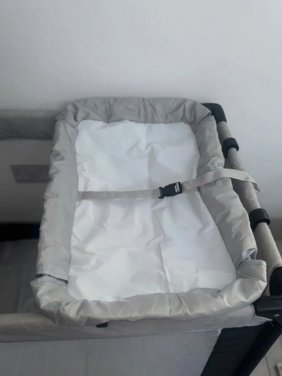 Travel cot - Image 2