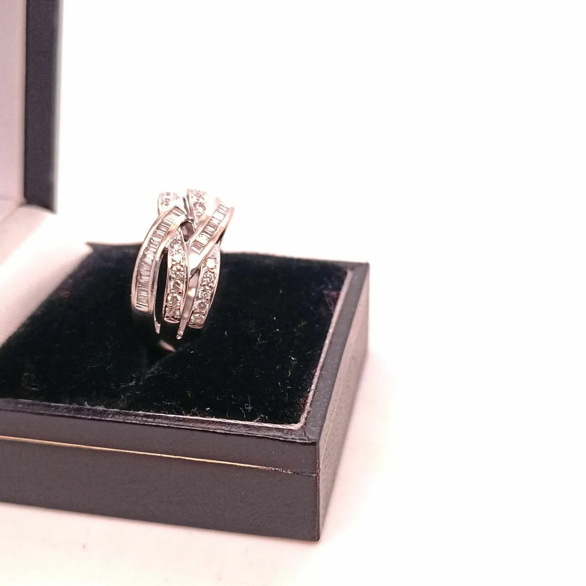 18k White Gold & Diamond Ring , 0.63ca - Image 3