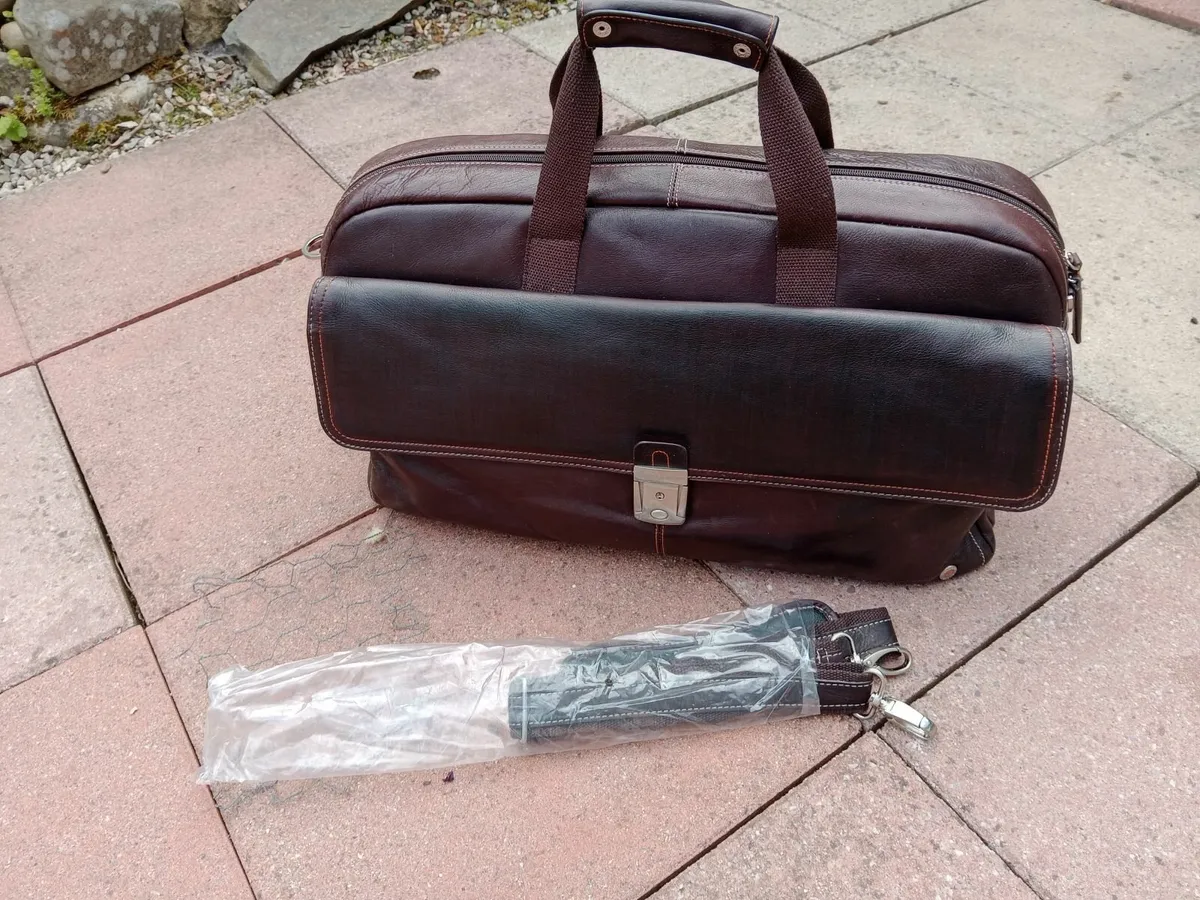 Leather travel bag - Image 1