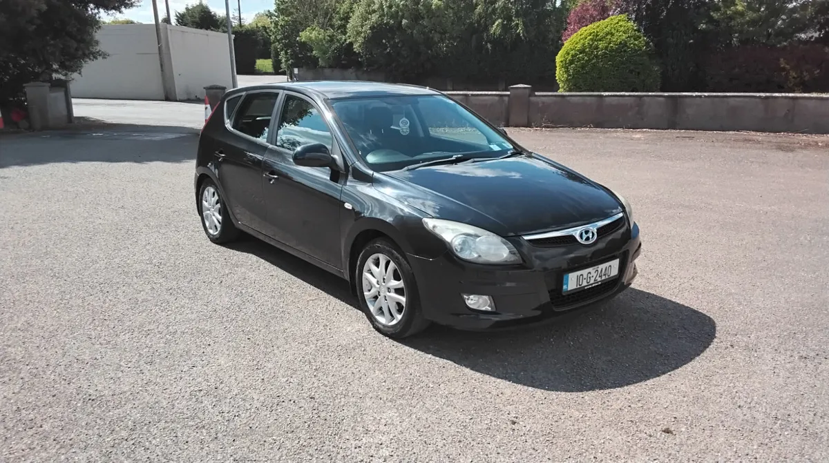 HYUNDAI i30 DELUXE 1.4 PETROL..LOW MILES - Image 1