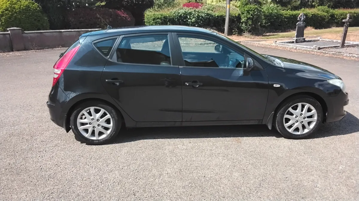 HYUNDAI i30 DELUXE 1.4 PETROL..LOW MILES - Image 2