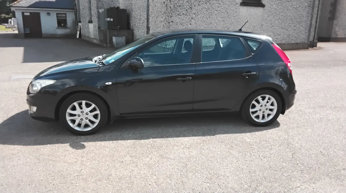 HYUNDAI i30 DELUXE 1.4 PETROL..LOW MILES - Image 3