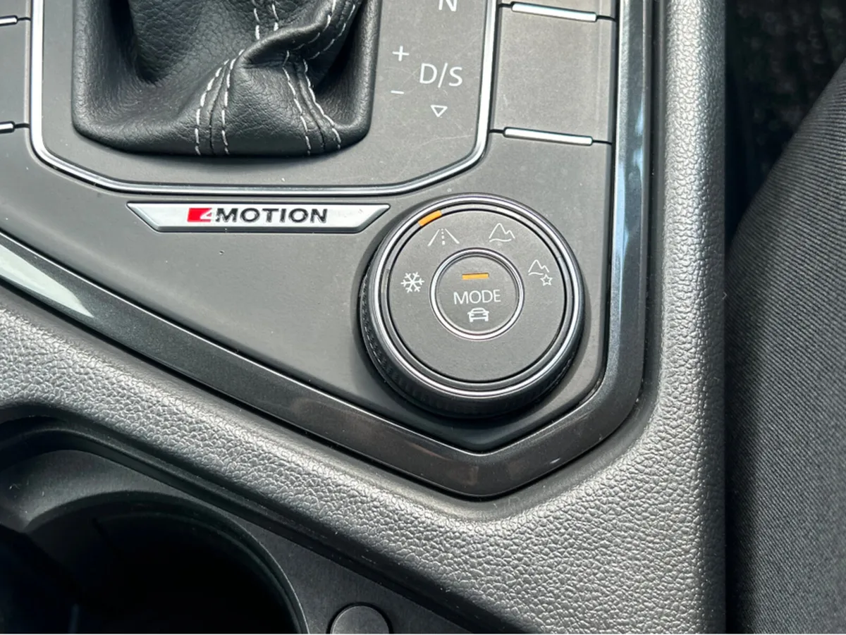 Volkswagen Tiguan 2.0 DIESEL AUTO R-LINE  *CAR ID - Image 2