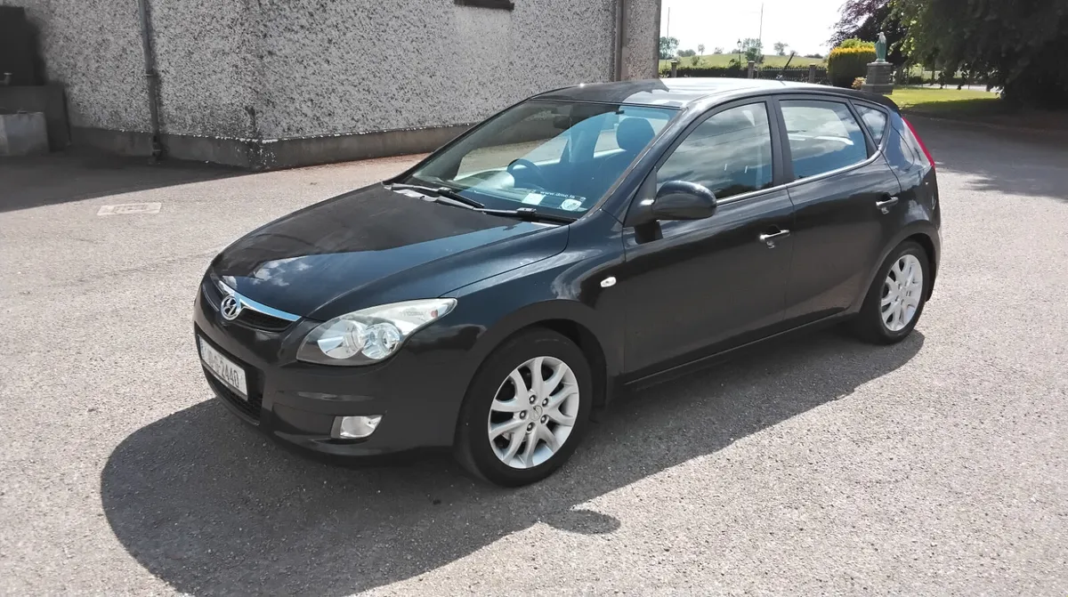HYUNDAI i30 DELUXE 1.4 PETROL..LOW MILES - Image 4