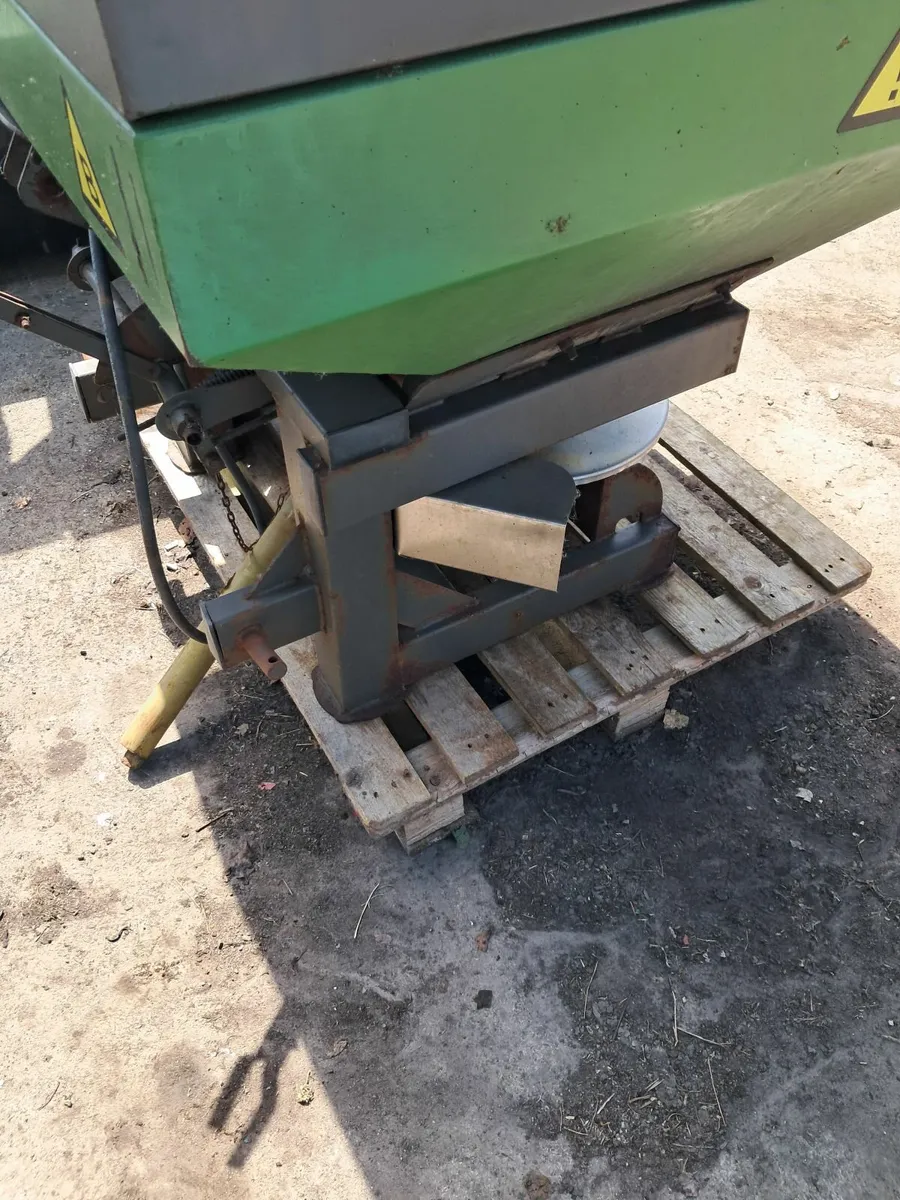 1 tonne spreader - Image 3