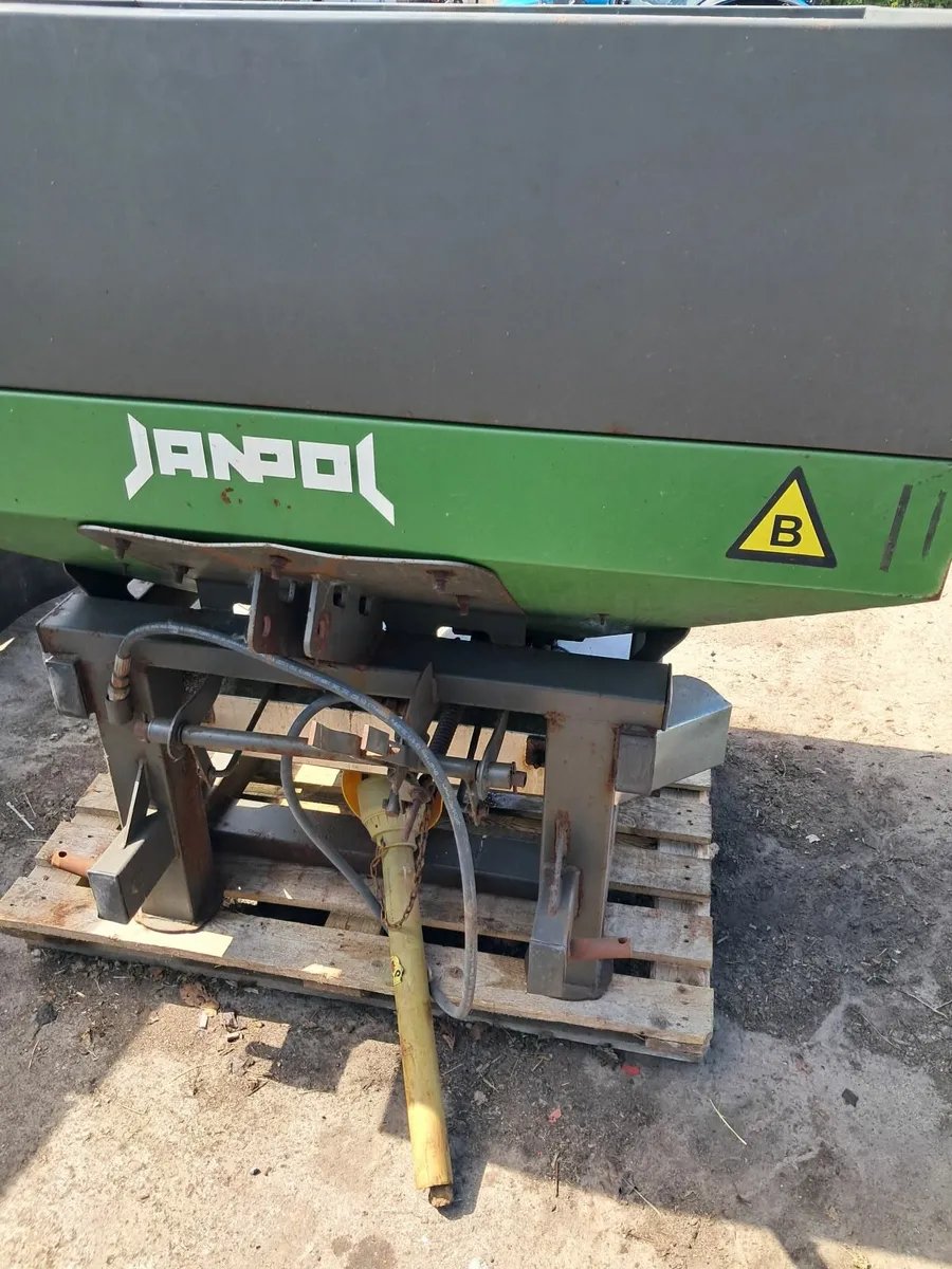 1 tonne spreader - Image 1
