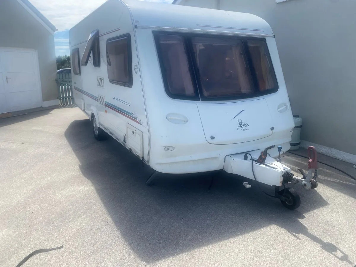 Omega corona 534 fixed bed 4/5 berth caravan - Image 2