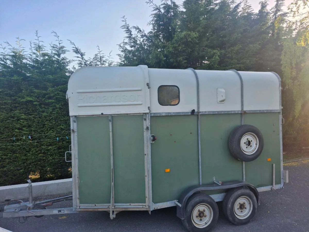 Richardson 3 horse box - Image 1
